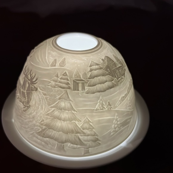 Bernardaud white porcelain Christmas themed fairy lamp. - Picture 4 of 6